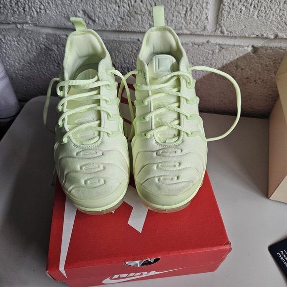 Nike Air VaporMax Plus Sneakers - Picture 5 of 7